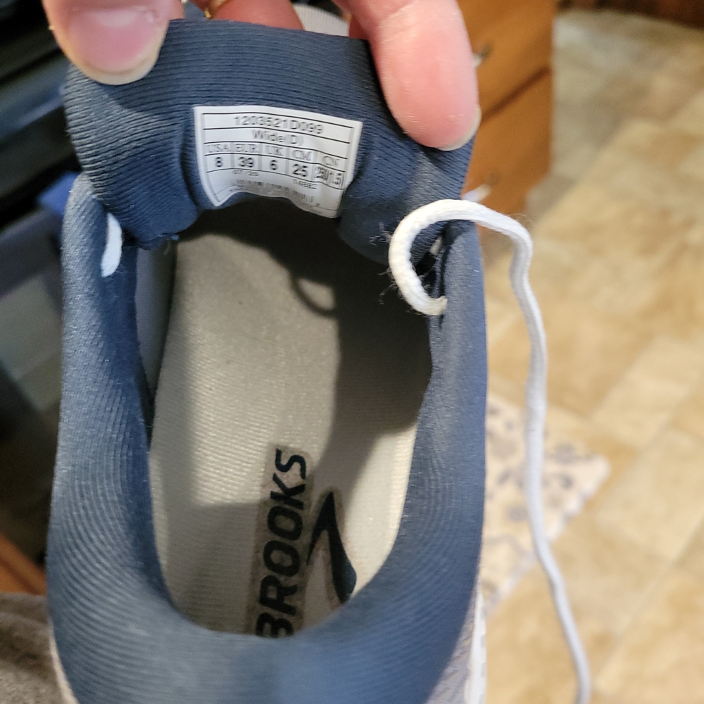 Brooks Women's Gray and White Athletic Running Shoes in 8W - Picture 7 of 11